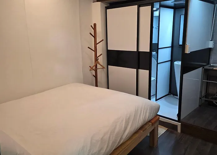 Bluebird - Foreign Only Hostel *